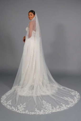 Characters Exclusives Kirsten Veil - BRAND NEW! #1 default Ivory thumbnail