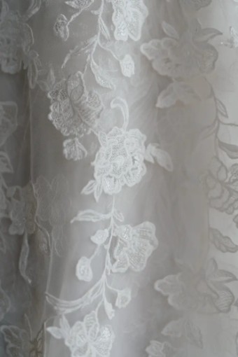 Blue Willow by Anne Barge Oakland Curve Couture #2 Silk White thumbnail