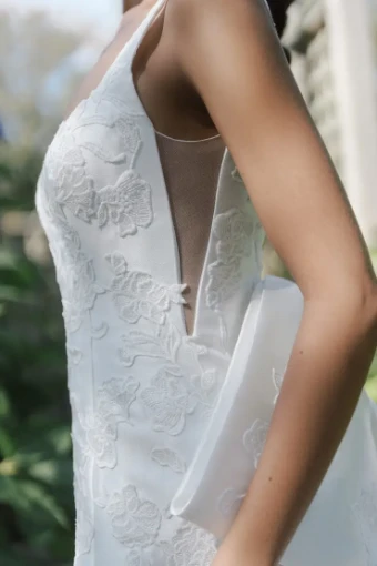 Blue Willow by Anne Barge Sayle Curve Couture #4 Silk White thumbnail